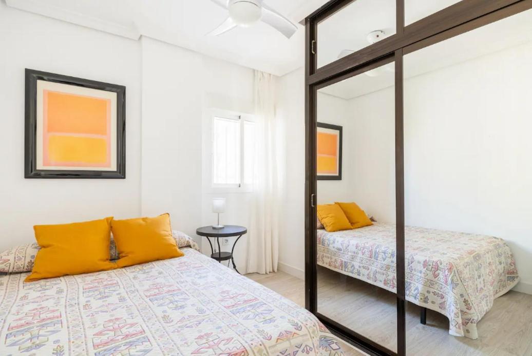 Apartamento Amplio Con 4 Habitaciones Y 2 Banos - Great Apartment With 4 Rooms - 2 Baths Siviglia Esterno foto