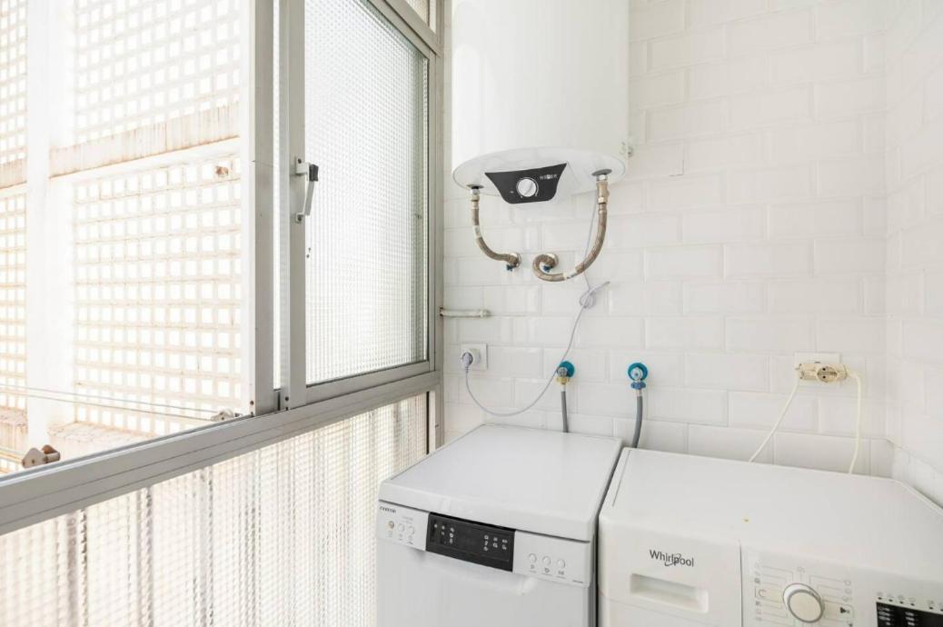 Apartamento Amplio Con 4 Habitaciones Y 2 Banos - Great Apartment With 4 Rooms - 2 Baths Siviglia Esterno foto
