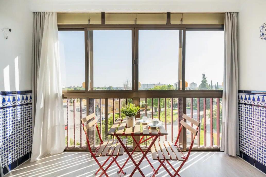 Apartamento Amplio Con 4 Habitaciones Y 2 Banos - Great Apartment With 4 Rooms - 2 Baths Siviglia Esterno foto