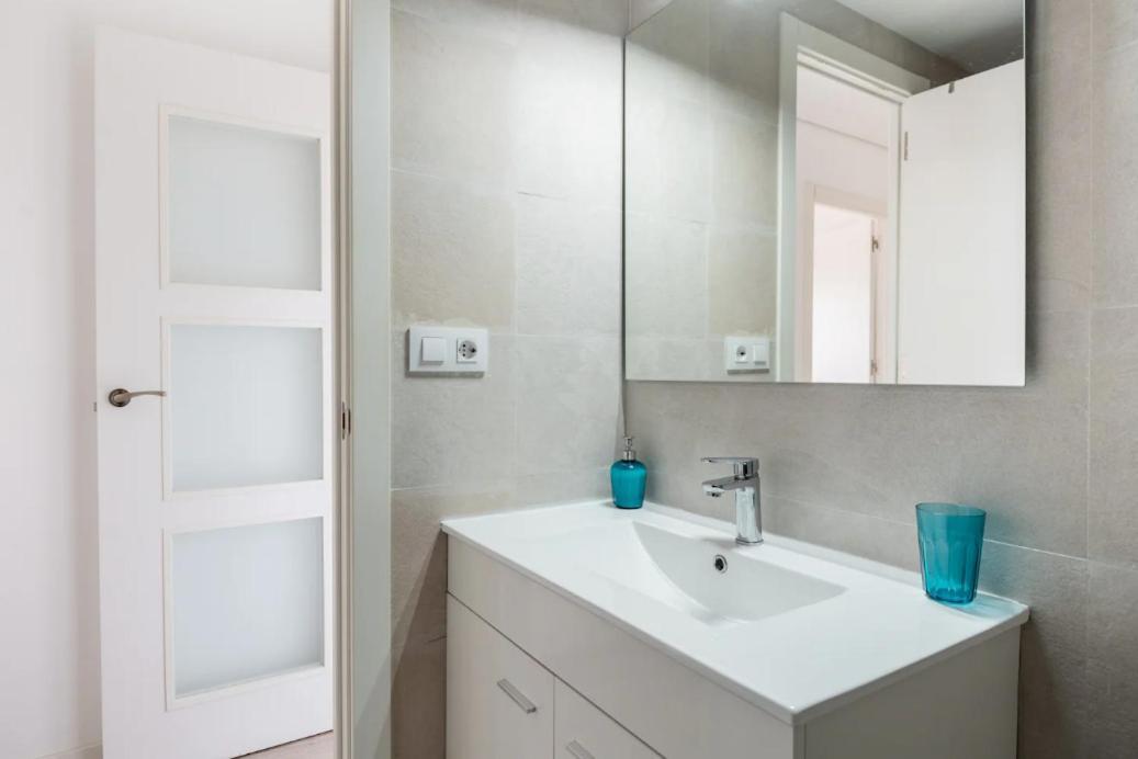 Apartamento Amplio Con 4 Habitaciones Y 2 Banos - Great Apartment With 4 Rooms - 2 Baths Siviglia Esterno foto