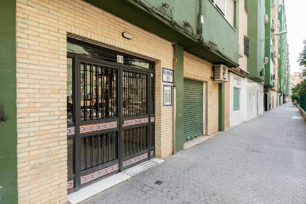 Apartamento Amplio Con 4 Habitaciones Y 2 Banos - Great Apartment With 4 Rooms - 2 Baths Siviglia Esterno foto