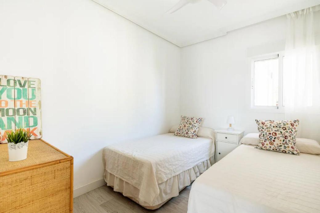 Apartamento Amplio Con 4 Habitaciones Y 2 Banos - Great Apartment With 4 Rooms - 2 Baths Siviglia Esterno foto