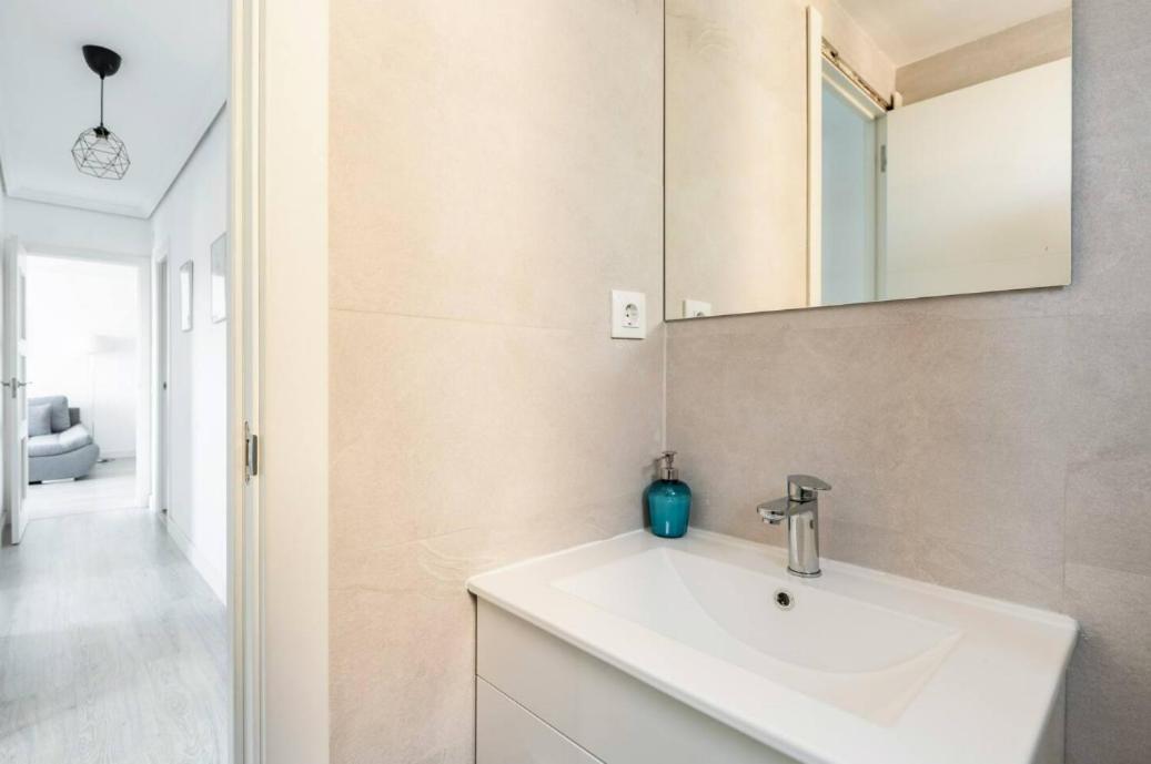 Apartamento Amplio Con 4 Habitaciones Y 2 Banos - Great Apartment With 4 Rooms - 2 Baths Siviglia Esterno foto