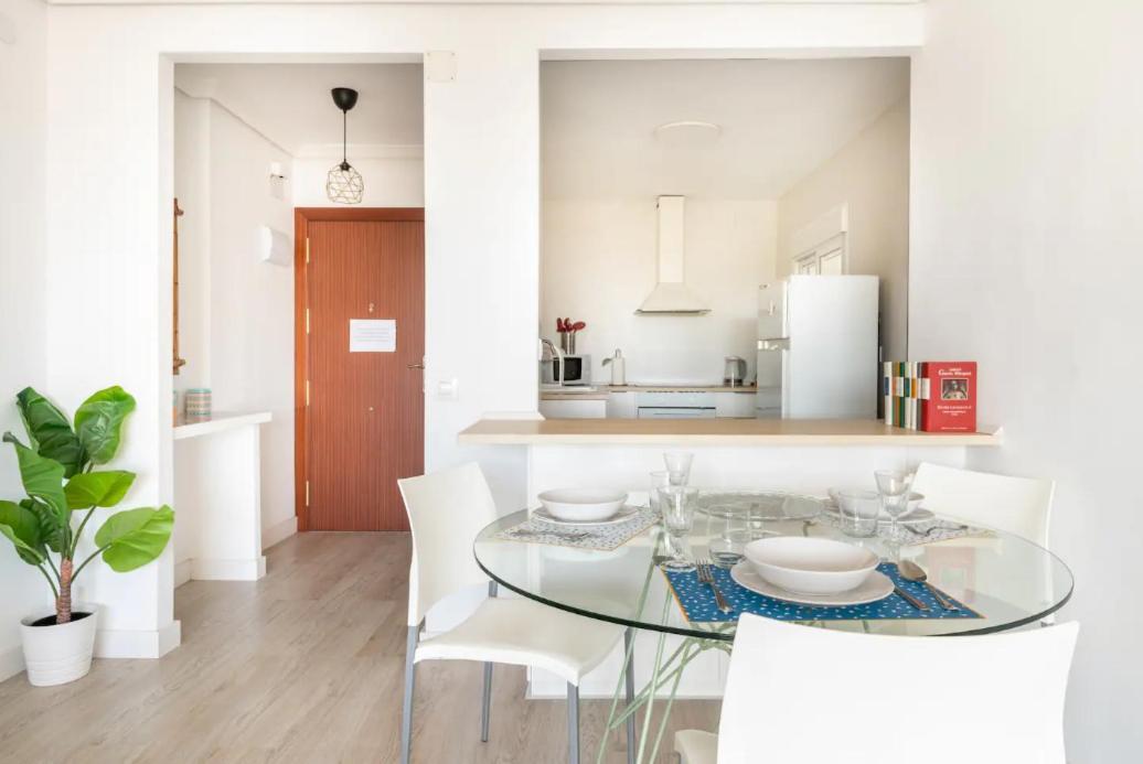 Apartamento Amplio Con 4 Habitaciones Y 2 Banos - Great Apartment With 4 Rooms - 2 Baths Siviglia Esterno foto