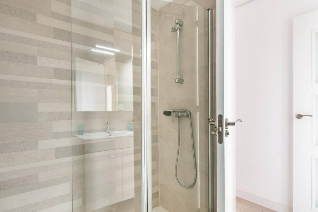 Apartamento Amplio Con 4 Habitaciones Y 2 Banos - Great Apartment With 4 Rooms - 2 Baths Siviglia Esterno foto