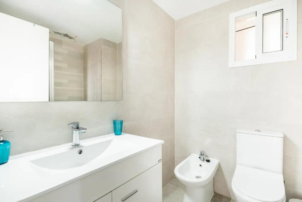 Apartamento Amplio Con 4 Habitaciones Y 2 Banos - Great Apartment With 4 Rooms - 2 Baths Siviglia Esterno foto