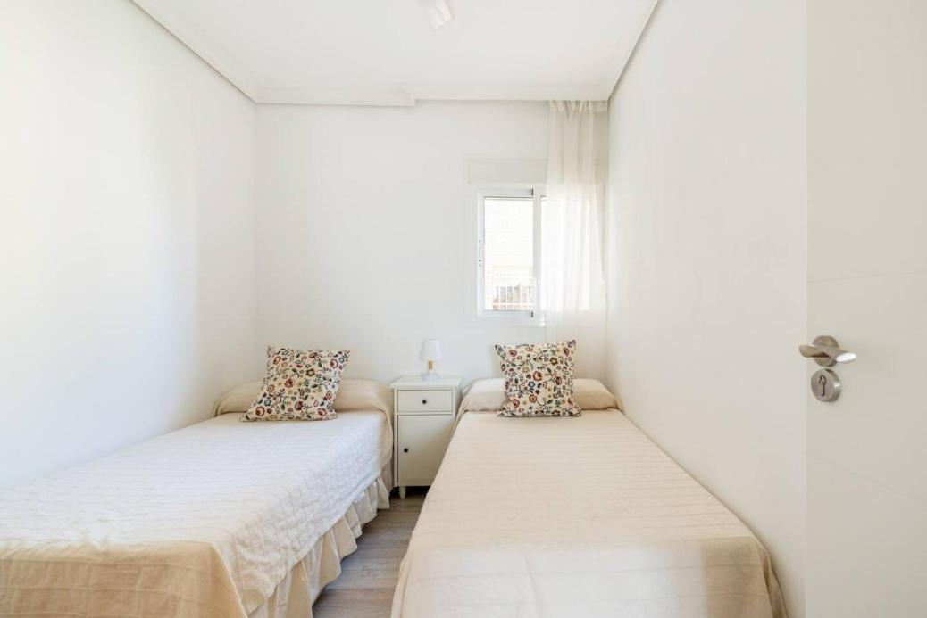 Apartamento Amplio Con 4 Habitaciones Y 2 Banos - Great Apartment With 4 Rooms - 2 Baths Siviglia Esterno foto